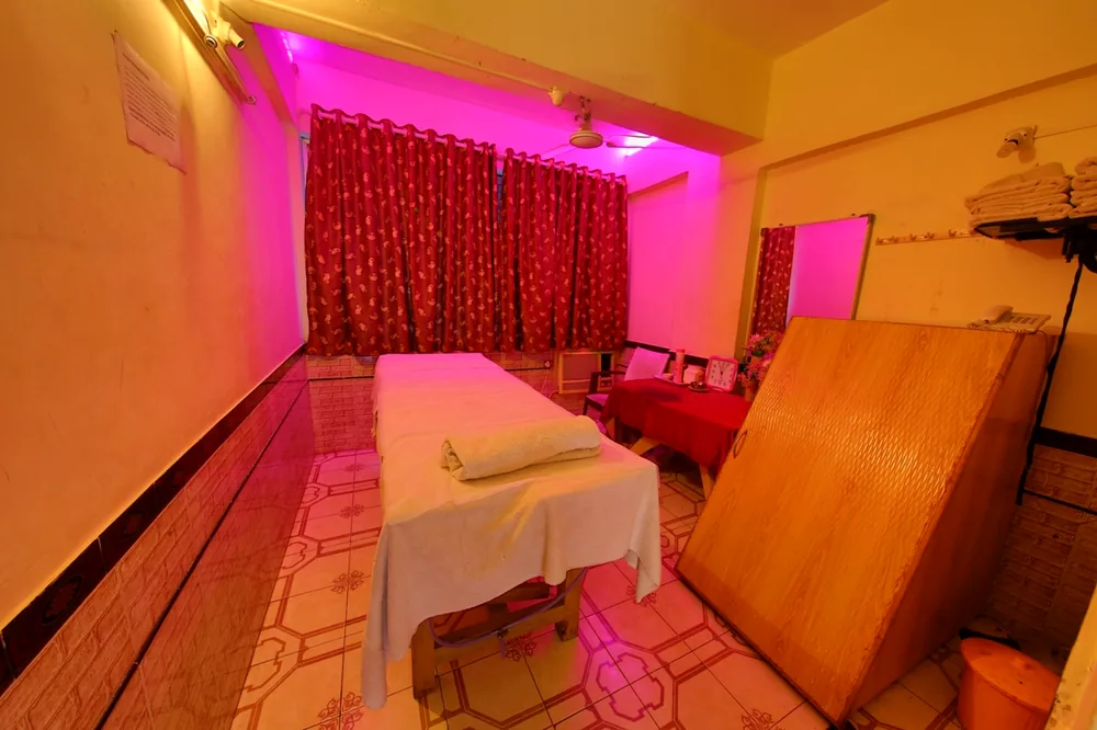 Abhyangam massage in a calm treatment room